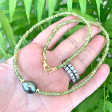 Lade das Bild in den Galerie-Viewer, Peridot Necklace & Tahitian Baroque Pearl, Gold