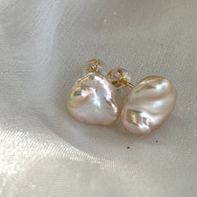 Cargar imagen en el visor de la galería, Champagne Keshi Pearl Stud Earrings, Gold