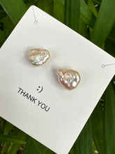 Cargar imagen en el visor de la galería, Champagne Keshi Pearl Stud Earrings, Gold