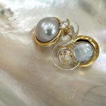 Lade das Bild in den Galerie-Viewer, Silver Grey Mabe Edison Pearl Stud Earrings with Cz in Gold