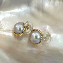 Lade das Bild in den Galerie-Viewer, Silver Grey Mabe Edison Pearl Stud Earrings with Cz in Gold