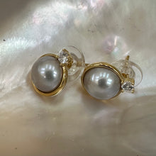 Lade das Bild in den Galerie-Viewer, Silver Grey Mabe Edison Pearl Stud Earrings with Cz in Gold