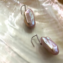 Cargar imagen en el visor de la galería, Pinkish Purple Rectangle Oversized Pearl Drop Earrings, Silver