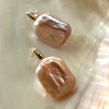 Cargar imagen en el visor de la galería, Oversize Golden Peach Rectangular shaped Pearl Drop Earrings