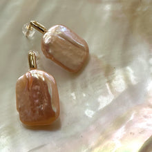 Cargar imagen en el visor de la galería, Oversize Golden Peach Rectangular shaped Pearl Drop Earrings