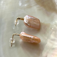 Cargar imagen en el visor de la galería, Oversize Golden Peach Rectangular shaped Pearl Drop Earrings