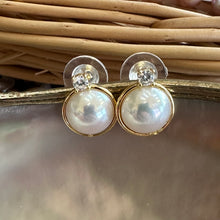 Lade das Bild in den Galerie-Viewer, Mabe Edison pearl stud earrings in gold vermeil displayed on pearl and beige background