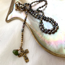 Cargar imagen en el visor de la galería, Hope & Love Cross Black Pearl Necklace