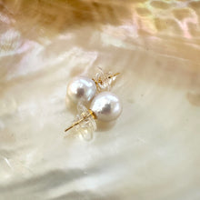 Cargar imagen en el visor de la galería, White Edison Pearl Stud Earrings in Gold