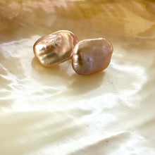 Carica l'immagine nel visualizzatore di Gallery, Golden pink rectangle baroque pearl stud earrings detailed view on pearl backdrop, elegant handmade jewelry from Canada.