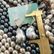Carica l'immagine nel visualizzatore di Gallery, Grey baroque pearl hoop earrings measured for total drop length with ruler, designed and handmade in Canada.