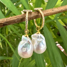 Cargar imagen en el visor de la galería, White Baroque Pearl Earrings – gold close-up showing natural baroque shape and shine
