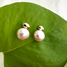 Carica l'immagine nel visualizzatore di Gallery, Nugget pearl stud earrings with soft pink luster against green leaf background