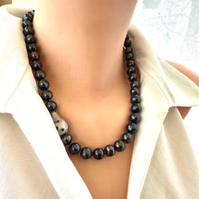 Lade das Bild in den Galerie-Viewer, Black Pearl Necklace – side close-up on mannequin