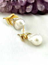 Cargar imagen en el visor de la galería, Baroque Pearl Earrings with gold vermeil oak leaf accents displayed beside raw amethyst gemstone on white backdrop.