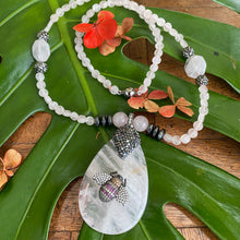 Carica l'immagine nel visualizzatore di Gallery, Rose Quartz Necklace & Rhinestones Pave Bee Pendant