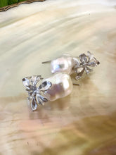 Charger l'image dans la galerie, Close-up of silver baroque pearl drop earrings on white pearl background