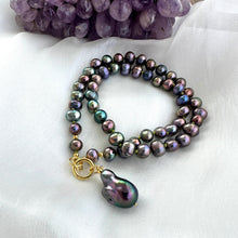 Charger l'image dans la galerie, Black pearl necklace with gold vermeil clasp and baroque pendant on white background