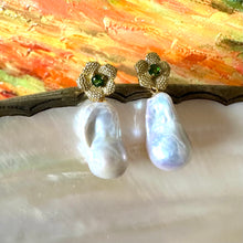 Cargar imagen en el visor de la galería, Chrome diopside pearl drop earrings in gold vermeil on white pearl and natural background