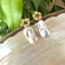 Cargar imagen en el visor de la galería, Chrome diopside pearl earrings with green gemstone studs and white baroque drops