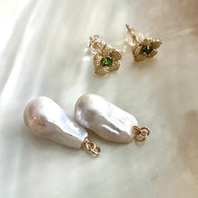 Cargar imagen en el visor de la galería, Convertible chrome diopside pearl earrings with separate stud and pearl drop pieces on shell background