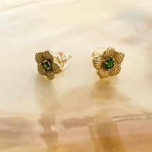 Cargar imagen en el visor de la galería, Chrome diopside flower stud earrings in gold vermeil displayed on pearl background