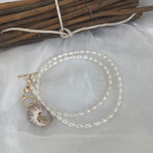 Cargar imagen en el visor de la galería, Real Seashell Pendant and Pearl Necklace