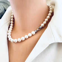 Charger l'image dans la galerie, White pearl necklace cross pendant shown on mannequin side view without pendant — handcrafted freshwater pearl jewelry by Loulia Pearl Jewelry