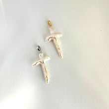 Charger l'image dans la galerie, White pearl necklace cross pendant close-up showing gold vermeil and rhodium silver cross options — handcrafted jewelry by Loulia Pearl Jewelry