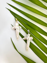 Carica l'immagine nel visualizzatore di Gallery, Baroque pearl cross pendant in rhodium-plated sterling silver, elegant handmade design.
