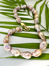 Carica l'immagine nel visualizzatore di Gallery, Golden pink baroque pearl necklace detail on green leaf background, natural light