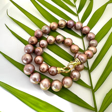 Charger l'image dans la galerie, Metallic Edison Pearl Necklace showcasing 12–14mm pearls, handcrafted design, set against green palm leaves.