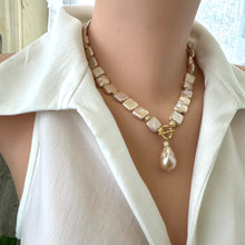 Carica l'immagine nel visualizzatore di Gallery, Side angle of golden baroque pearl toggle necklace on mannequin — elegant handcrafted pearl jewelry with gold clasp by Loulia Pearl Jewelry
