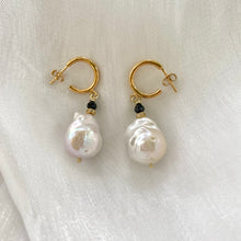 Charger l'image dans la galerie, White Baroque Pearl Hoop Earrings, with Black Spinel and Diamonds Pave Accent, Baroque Pearls Drop Earrings, Gold Vermeil Plated Silver. Drop length 30mm