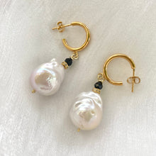 Charger l'image dans la galerie, White Baroque Pearl Hoop Earrings, with Black Spinel and Diamonds Pave Accent, Baroque Pearls Drop Earrings, Gold Vermeil Plated Silver. Drop length 30mm
