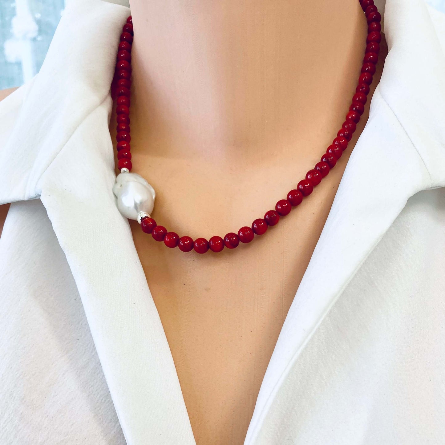 Collier court en corail rouge avec perles baroques naturelles et détails en argent sterling, 45,7 cm