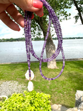 Charger l'image dans la galerie, Collier lariat simple rang d'améthyste et deux perles baroques, pierre de naissance de février, 108 cm