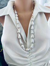 Cargar imagen en el visor de la galería, Baroque pearl gold chain necklace on mannequin — front view showing bold asymmetric design of handcrafted pearl jewelry by Loulia Pearl Jewelry