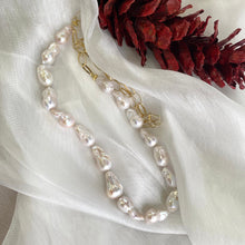 Cargar imagen en el visor de la galería, Detailed product shot of baroque pearl gold chain necklace — freshwater baroque pearls and gold vermeil chain displayed on white background