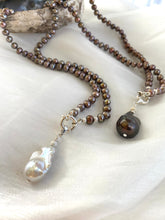 Carica l'immagine nel visualizzatore di Gallery, Bronze Pearls Necklace & White or Brown Removable Baroque Pearl Pendant
