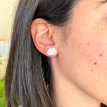 Cargar imagen en el visor de la galería, Champagne Keshi Pearl Stud Earrings, Gold