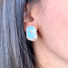 Carica l'immagine nel visualizzatore di Gallery, Golden pink rectangle baroque pearl stud earrings worn by woman, rectangular freshwater pearls handmade in Canada.