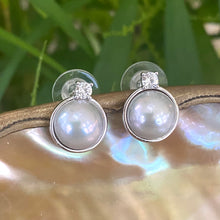 Lade das Bild in den Galerie-Viewer, Silver Grey Mabe Edison Pearl Stud Earrings with Cz in Gold