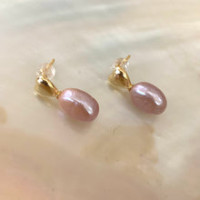 Cargar imagen en el visor de la galería, Heart Pearl Earrings – gold version close-up against white pearl shell