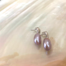 Cargar imagen en el visor de la galería, Heart Pearl Earrings – detailed silver pair displayed on white shell background