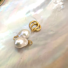 Cargar imagen en el visor de la galería, White Baroque Pearl Earrings – gold hoops and pearls displayed on white shell