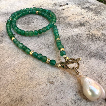 Carica l'immagine nel visualizzatore di Gallery, Green Onyx & Baroque Pearl Toggle Necklace, Gold Bronze