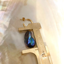 Carica l'immagine nel visualizzatore di Gallery, Black baroque pearl from hoop earrings measured by ruler for scale