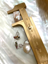 Cargar imagen en el visor de la galería, White baroque pearl drop measured by ruler from tourmaline pearl earrings set