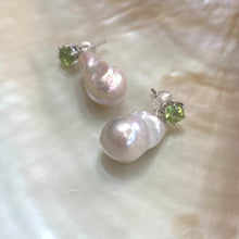 Cargar imagen en el visor de la galería, Close view of Baroque pearl drop earrings featuring peridot gemstone studs